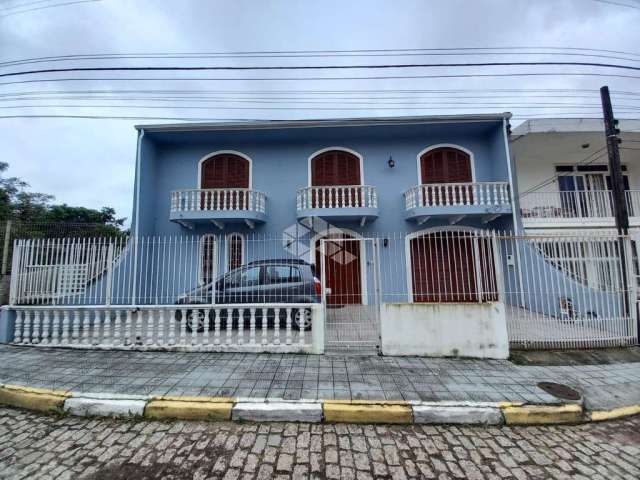 Casa à venda com 4 quartos, 300m², em Coqueiros, Florianópolis-SC