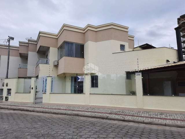 Casa no bairro perequê, em porto belo, sc, terraço, churrasqueira, 02 dormitórios, 01 suíte, 02 vagas de garagem.