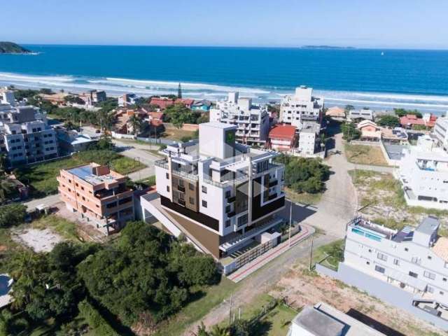 Cobertura no bairro mariscal, em bombinhas, sc, sacada com churrasqueira, ofurô privativo, 03 suítes, e 02 vagas de garagem.