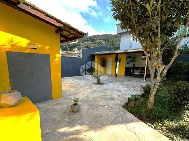 Casa 900m da Praia com Piscina no Centro de Porto Belo/SC