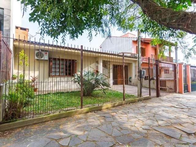 À venda no Cristo Redentor - Casa com 3 quartos e 160m² .