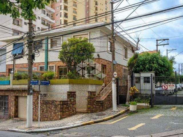 Sobrado em condomínio com 220m², localizado na região de Santana com 3 suítes e 2 vagas de garagem!!