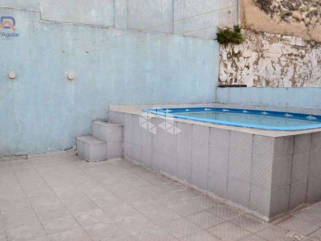 Lindo Sobrado triplex com piscina, semi - geminado, entrada lateral, portão automático e interfone..