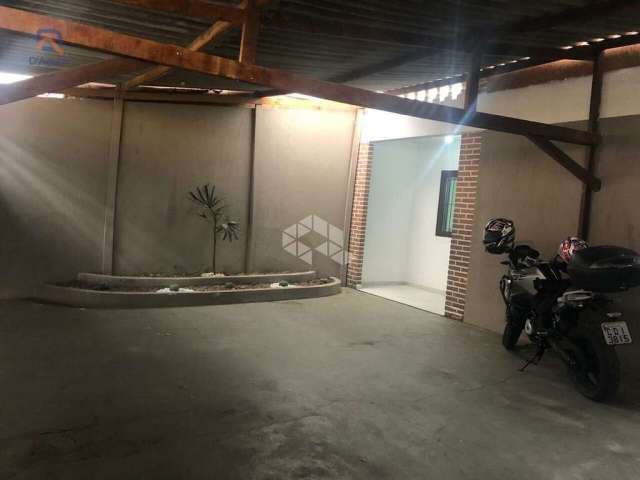 Casa de 120m² bem localizada ao lado da feira de domingo, casa com garagem enorme para quatro carro.