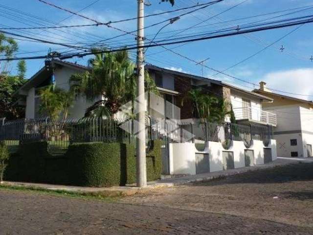 Casa de esquina com 4 dormitórios, sendo 2 suítes, a venda no bairro Estados em Estrela/RS