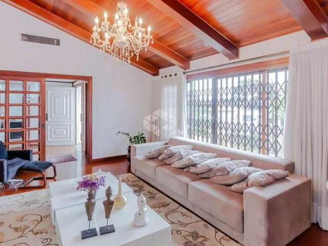 casa para familia toda nos 3 figueiras,  uma quadra do colégio Farroupilha