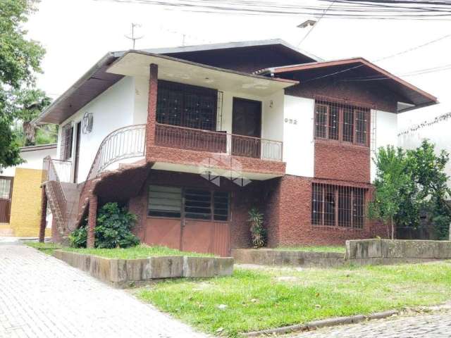 Casa de 2 pavimentos com 3 dormitórios no Bairro Colina Sorriso em Caxias do Sul.