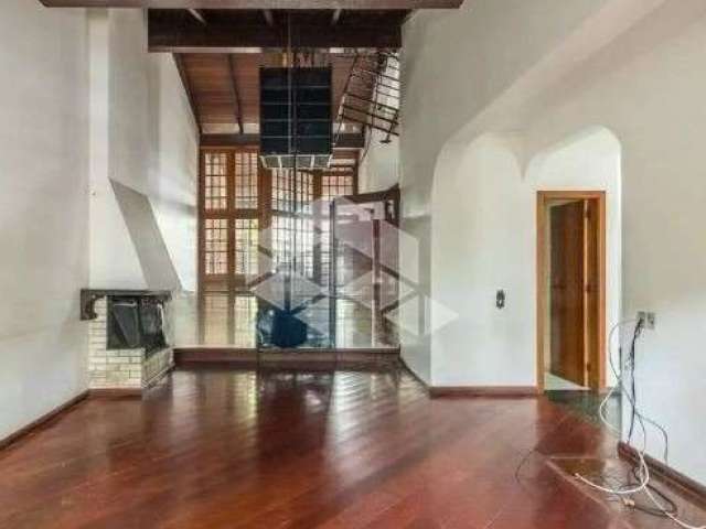 Vende casa de 04 dormitórios  no bairro Mont' Serrat - Porto Alegre / RS