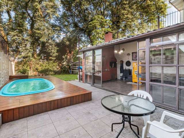 Vende Casa de 3 Dormitórios com Piscina Aquecida no bairro Santo Antônio Porto Alegre RS