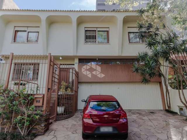 Casa comercial ou residencial com 3 SUÍTES - ELEVADOR e VAGAS de garagem no bairro Bela Vista em Porto Alegre - RS.