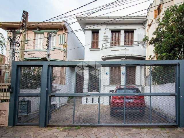 Casa de 4 dormitórios, 2 vagas de garagem, no bairro Rio Branco, em Porto Alegre/RS.