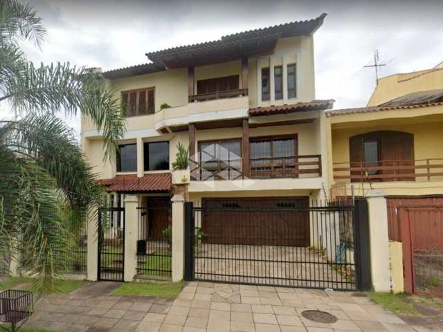 Casa à venda com 4 suítes,  4 vagas de garagem,  no bairro Jardim Planalto - Porto Alegre/RS