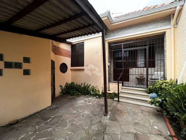 Crédito Real vende casa, 3 dormitórios/quartos, 2 vagas de garagem, no bairro São Geraldo, em Porto Alegre/RS.