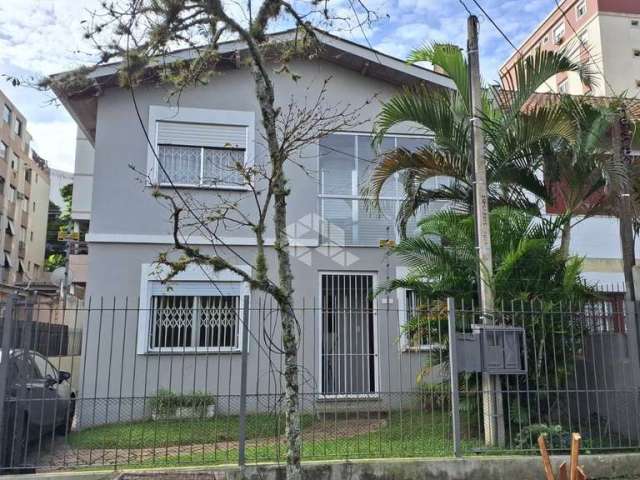 Casa de 3 dormitórios à venda no Bairro Passo da Areia em Porto Alegre/RS