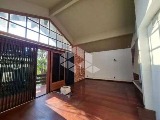 Casa com 3 quartos e 323m² à venda no Menino Deus, Porto Alegre.