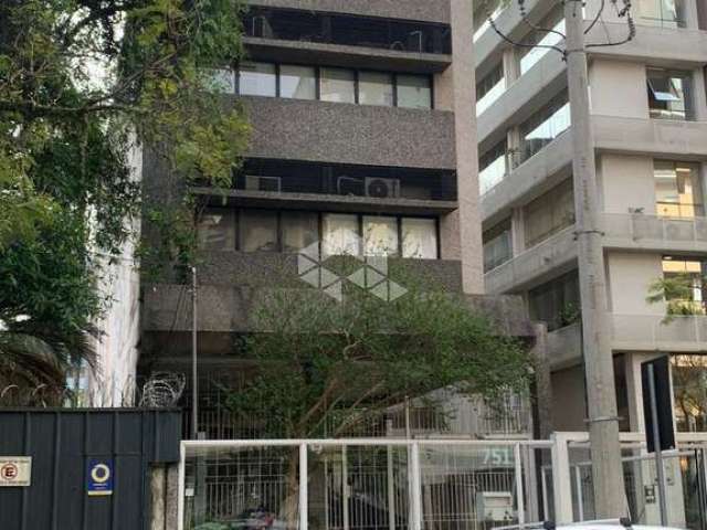 Box coberto e escriturado à venda em prédio comercial no bairro Moinhos de Vento em Porto Alegre.