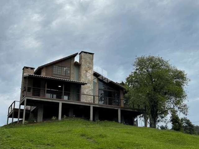 Casa residencial semimobiliada com 4 dormitórios, sendo 1 suíte, 2 vagas de garagem em Rancho Queimado/SC.