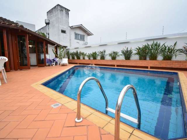 Casa Residencial semimobiliada com vista para o mar possuindo 4 dormitórios, sendo 1 suíte, 5 vagas de garagem no Centro de Florianópolis/SC.