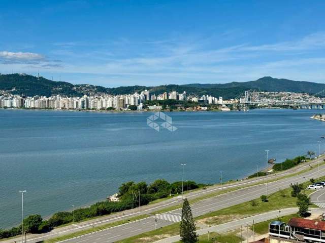 Apartamento com vista para o mar SEMIMOBILIADO com 3 dormitórios, sendo 3 suítes, 3 vagas de garagem, hobby box no bairro Estreito em Florianópolis/SC