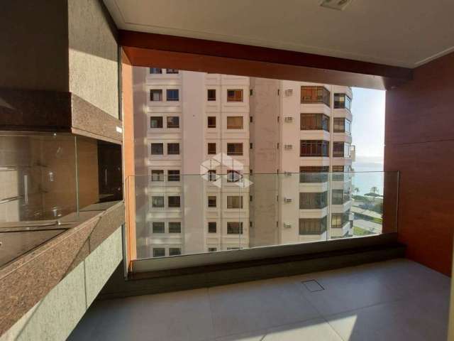 Apartamento com 3 suítes (sendo 1 master), 2 vagas de garagem na Beira-Norte em Florianópolis/SC.