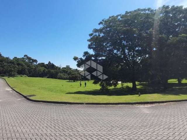 Terreno plano de esquina com área de 2600 m², em Cacupé - Florianópolis/SC.