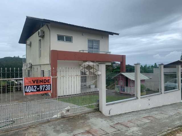 Casa residencial com 3 dormitórios, sendo 1 suíte, 5 vagas de garagem no bairro Carvoeira em Florianópolis/SC.