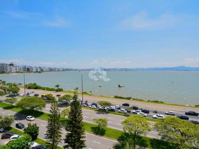 Apartamento com 3 dormitórios, sendo 1 suíte, 1 vaga de garagem na Beira Mar Norte em Florianópolis/SC.