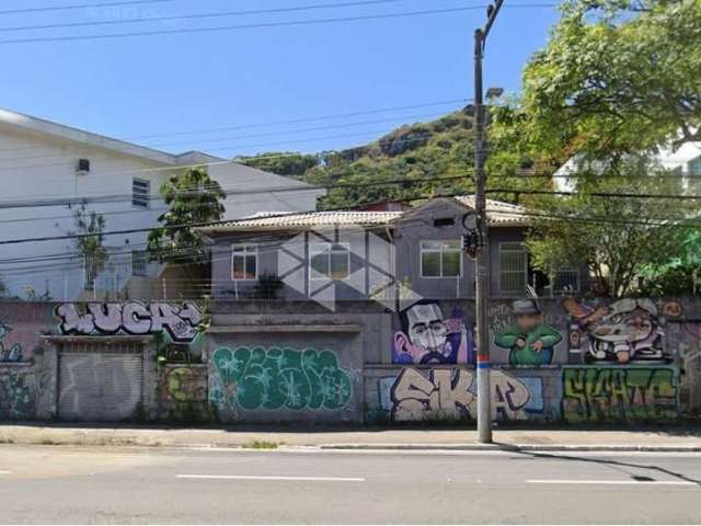 Terreno com 436 m², no Centro de Florianópolis, próximo ao Posto Ipiranga.