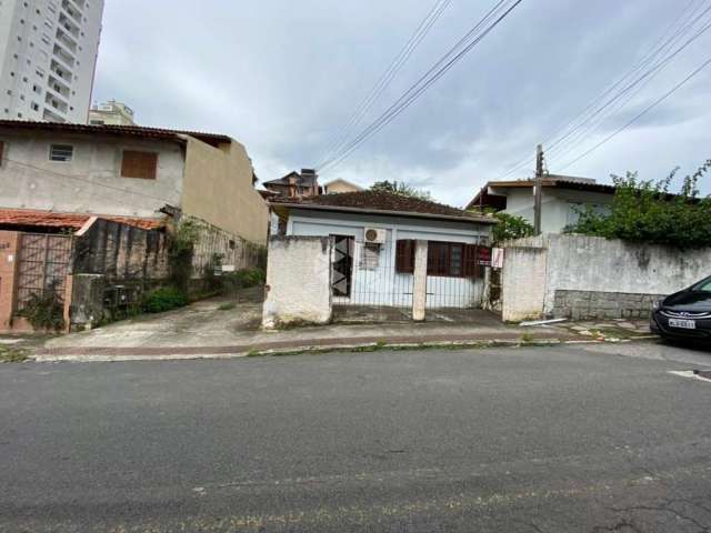 Terreno com 363 m² no bairro Agronômica em Florianópolis.