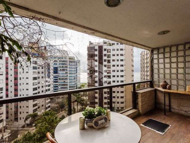 Apartamento semimobiliado com 4 dormitórios, sendo 2 suítes, 2 vagas de garagem no bairro Agronômica em Florianópolis/SC.