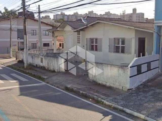 Vende-se Terreno de 660m² na Praia Comprida em São José/SC.