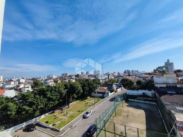 Cobertura semimobiliada com 3 quartos, sendo 1 suíte, 1 vaga de garagem à Venda no Bairro Estreito, Florianópolis/SC.