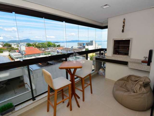 Apartamento alto padrão semimobiliado com 2 quartos sendo 1 suíte 1 vaga de garagem no bairro balneário em florianópolis/sc