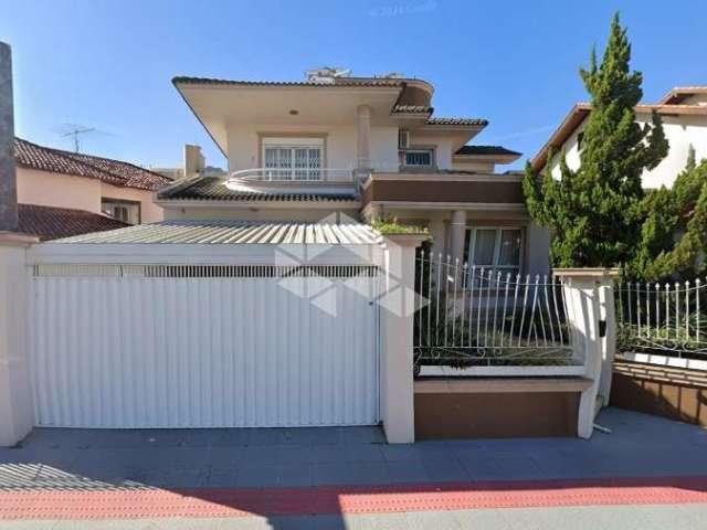 Casa semimobiliada com 3 quartos sendo 3 suítes 4 vagas de garagem no centro de florianópolis/sc