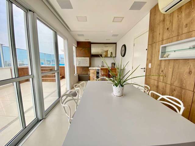 Cobertura com 3 suítes , com 2 vagas, hobby box,, vista para o mar do espaço gourmet com jacuzzi. Praia de Palmas.