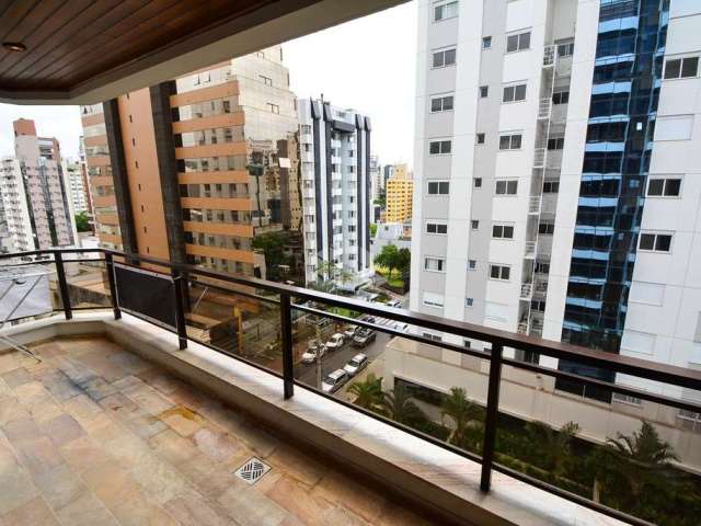 Apartamento semimobiliado com 4 quartos sendo 1 suíte 2 vagas de garagem no centro de florianópolis/sc