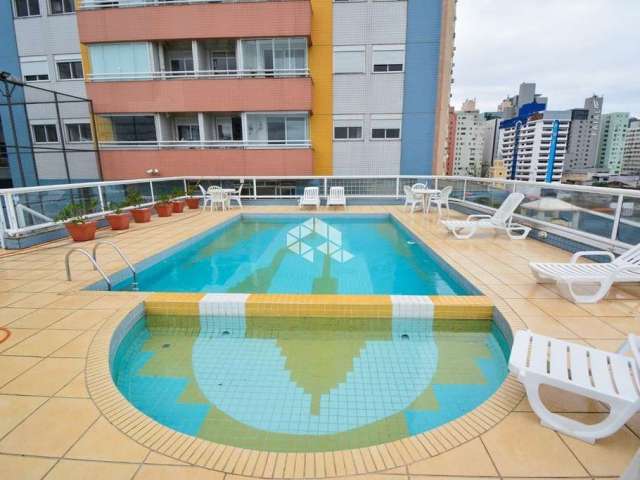 Apartamento semimobiliado com 3 quartos sendo 1 suíte e 1 vaga de garagem no centro florianópolis/sc