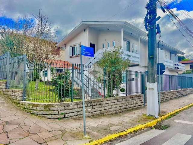 Casa no bairro São Francisco, em terreno de esquina!