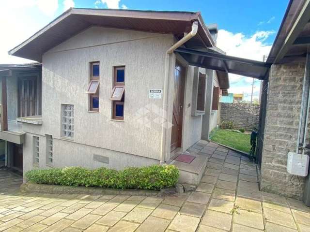 Bela casa de dois pisos, de esquina e boa localização a venda em Carlos Barbosa.