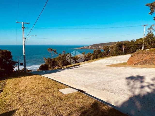 Terreno de  2032 m2 com vista permanente para o mar no Loteamento Mirantes de Garopaba.