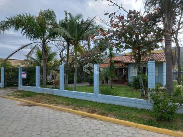 Vende casa em Garopaba, no bairro Ambrósio, próxima ao Loteamento Quinta dos Açores,.