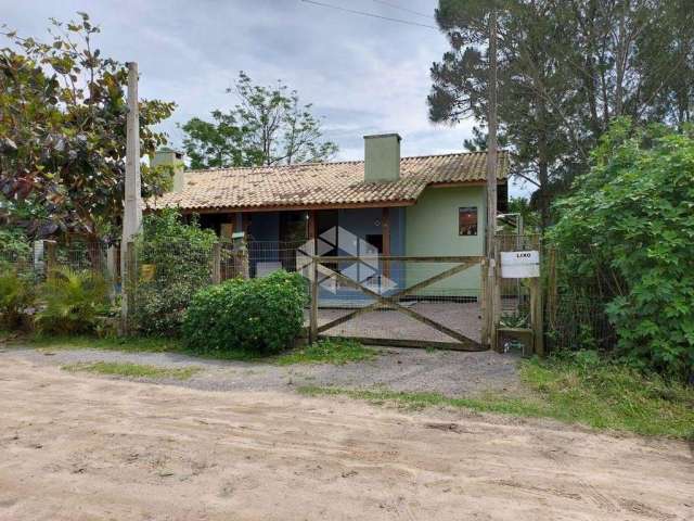 Casa à venda, em Garopaba, com pé na areia na praia da  Ferrugem.