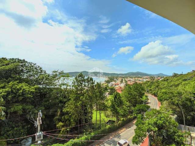 Casa de alto padrão com 4 suítes e vista panorâmica para o mar em Garopaba