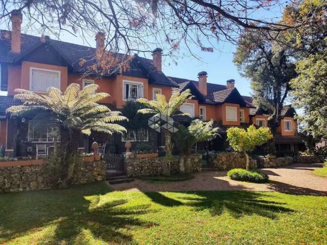 Casa geminada com 03 dormitórios no centro de Gramado.