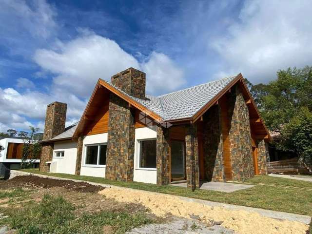 Casa 3 suítes, lavabo, 221m² privativos, em loteamento novo, no bairro Carniel em Gramado