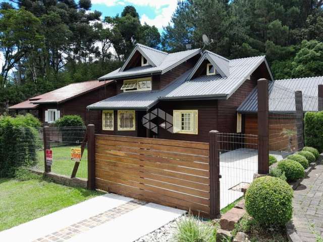 Casa charmosa 3 dormitórios, cerca de 150m², garagem e pátio, em Gramado