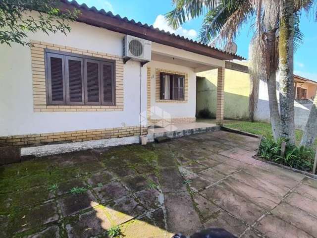 Casa com 2 dormitórios grandes, sala, banheiro e cozinha No Bairro São Luiz