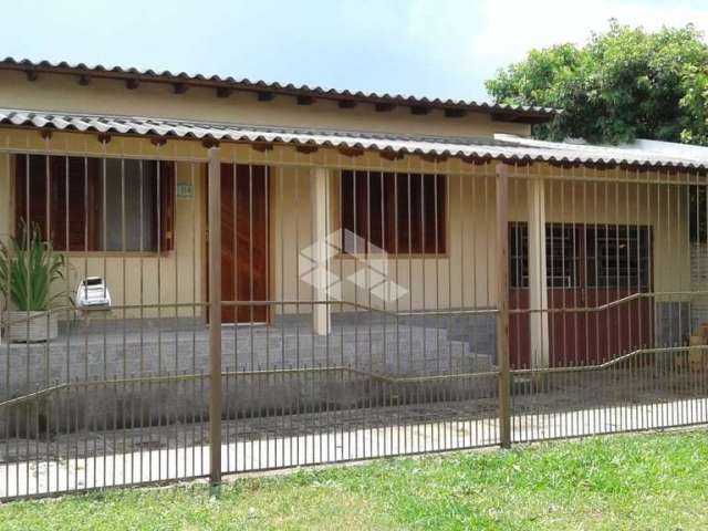 Casa com dois dormitórios em terreno de 330m² a venda em Gravataí