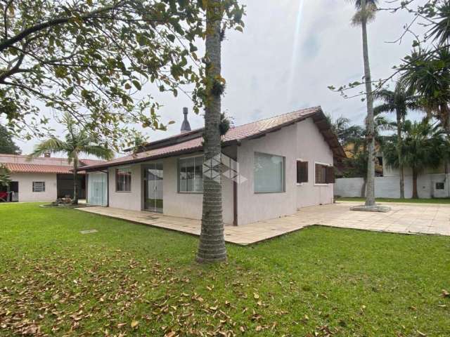 Casa com pátio, piscina e salão de festas em eldorado do sul