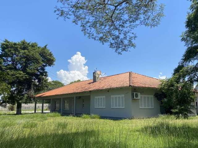 Casa a venda no bairro Florida em Guaíba. Mobiliada. 4 dormitórios, sala de tv e sala de visitas. Sala de jantar e cozinha integrados.